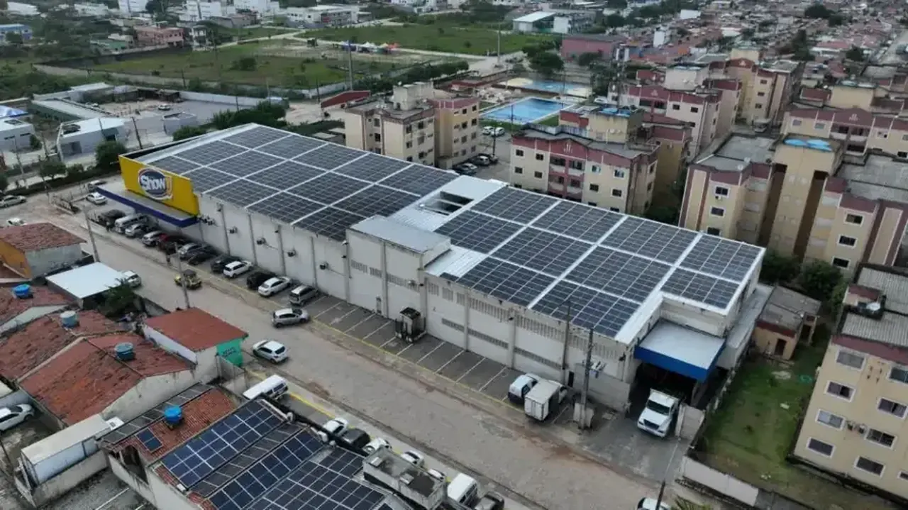 Telhado de supermercado coberto por painéis solares, vista aérea