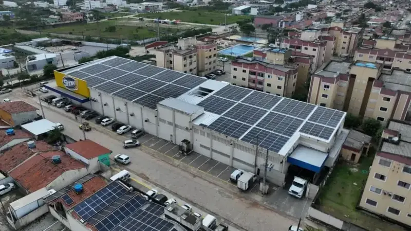 Telhado de supermercado coberto por painéis solares, vista aérea