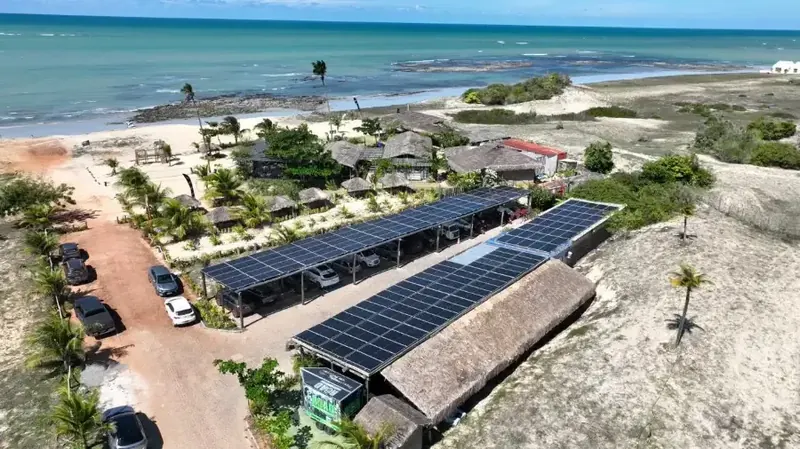 Cobertura com painéis solares em empreendimento à beira-mar